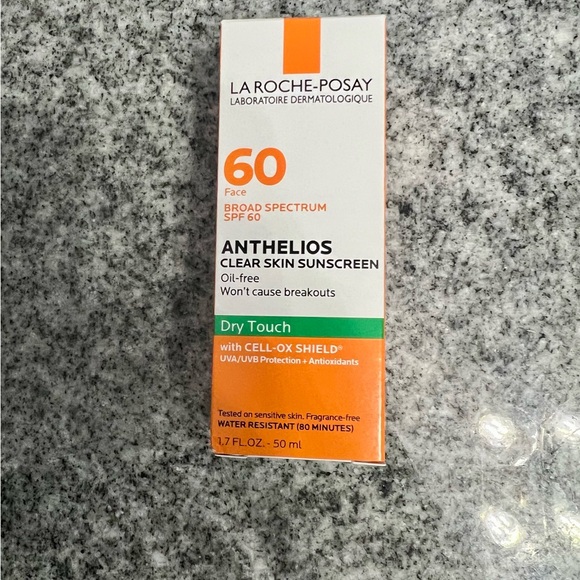 La Roche-Posay Anthelios Clear Skin Sunscreen - Picture 2 of 3